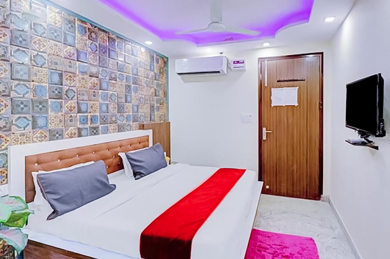 Hotel Roomshala 089 Palace New Delhi